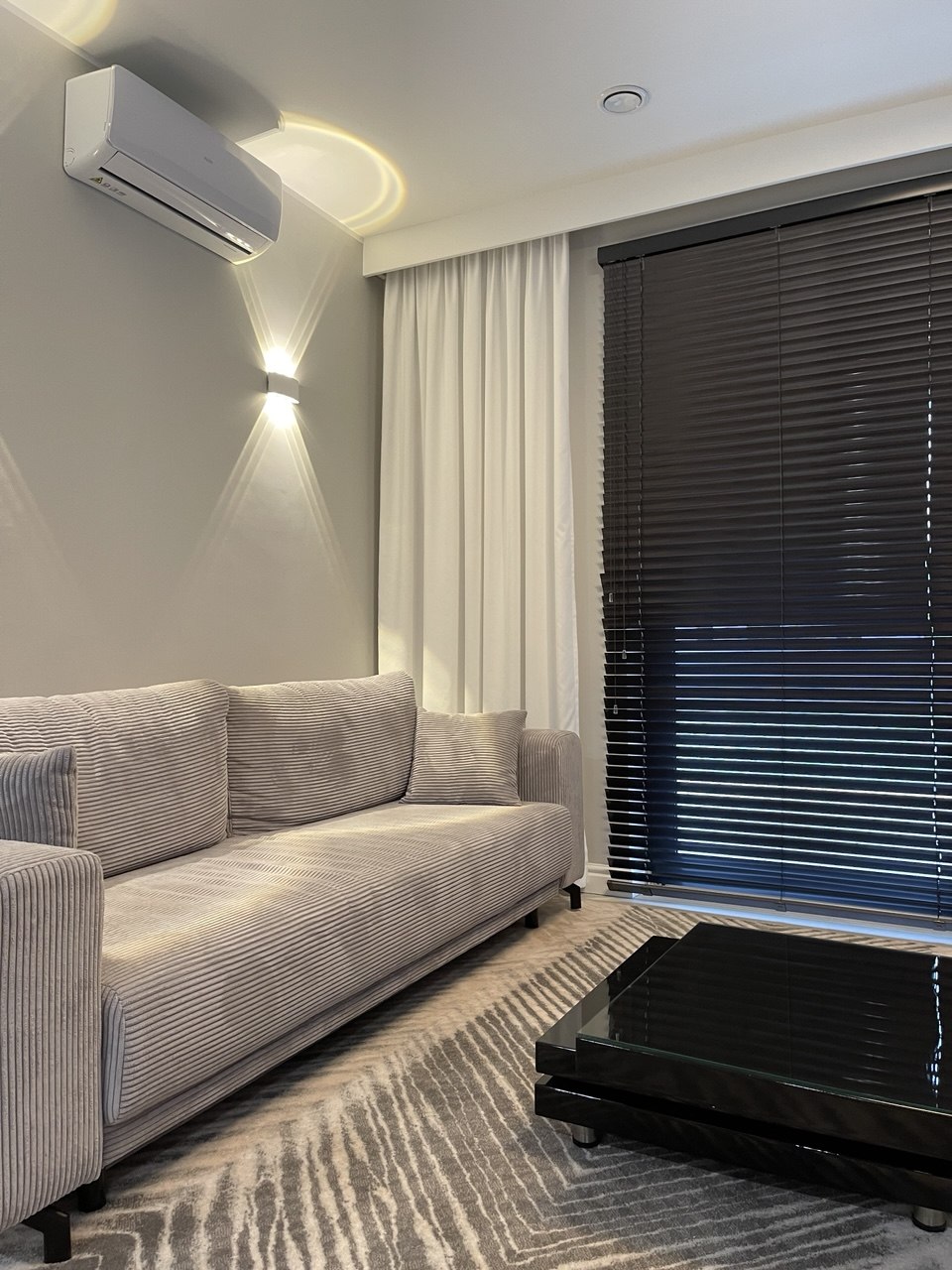 Salon loftowy · sofa i światło