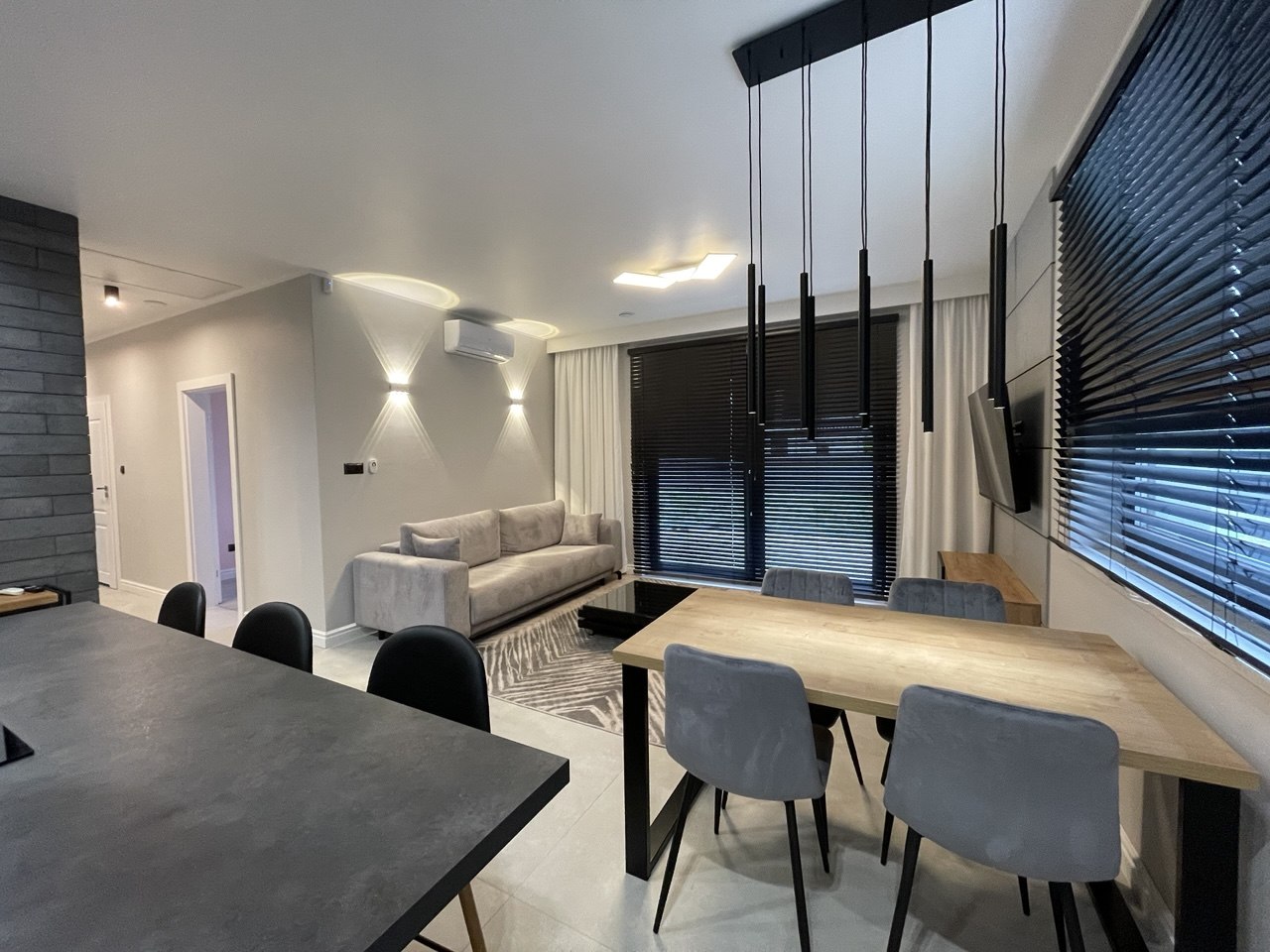 Dom loft — salon z jadalnią i czarnymi detalami